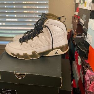 Jordan Retro 9 “Golden Statue”